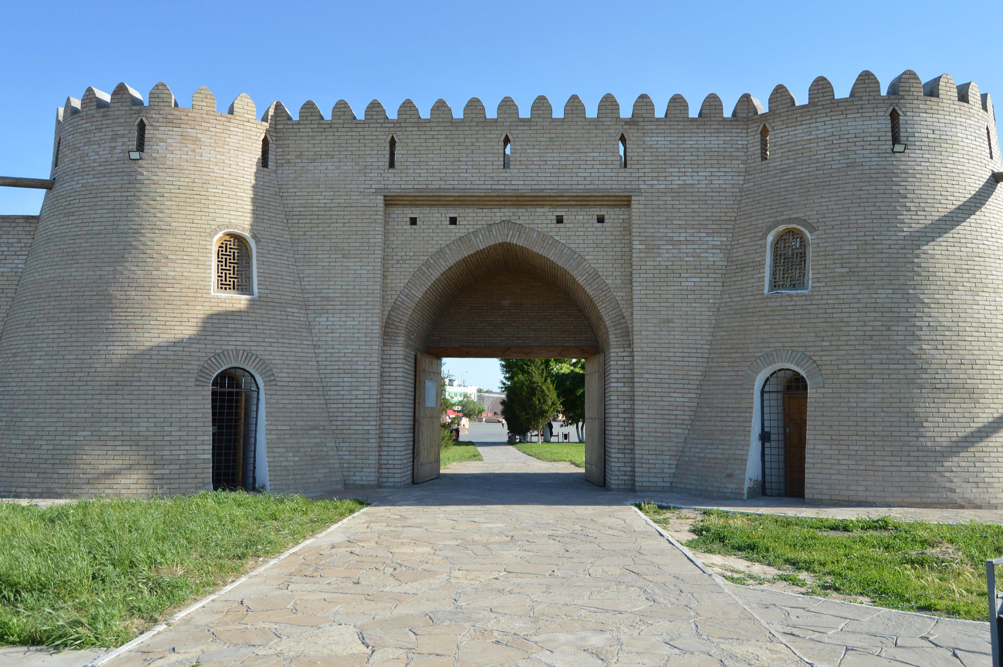Turkistan (Түркістан, Туркестан)